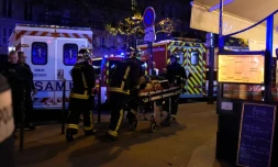 Un blessé évacué du Bataclan par les pompiers le 13 novemb re 2015 à Paris