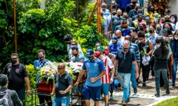 Des proches de Joao Alberto Silveira Freitas participent à ses funérailles à Porto Alegre, au Brésil, le 21 novembre 2020.