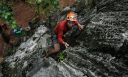 Le Birman Pyae Phyo Aung escalade un mur à Hpa-An, dans l'Etat karen en Birmanie, pour se préparer à une expédition sur le Hkakabo Razi, le 9 juin 2018