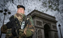 Un soldat devant l'Arc de Triomphe dans le cadre du plan vigipirate le 16 novembre 2015 à Paris