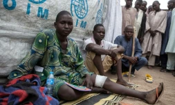 Un homme blessé par un engin explosif, devant sa tente à Banki (nord-est du Nigeria), le 26 avril 2017