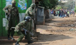 Des policiers anti-émeutes opposés à des manifestants, à Nairobi, le 27 octobre 2017
