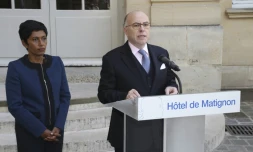 Le Premier ministre Bernard Cazeneuve et la ministre de l'Outre-mer, Ericka Bareigts, le 27 mars 2017 à l'Hôtel Matignon à Paris, lors d'un point sur la situation en Guyane