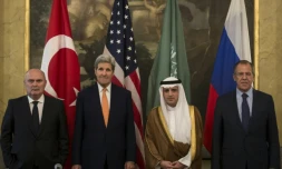 Le ministre turc des Affaires étrangères Feridun Sinirlioglu, le secrétaire d'Etat américain John Kerry, le ministre saoudien des affaires étrangères Adel al-Jubeir et le ministre russe des Affaires étrangères Serguei Lavrov à Vienne, le 23 octobre 2015