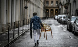 Un homme dans une rue Ă Paris le 27 avril 2020