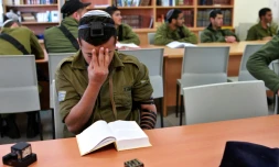 Un soldat juif pratiquant prie dans une synagogue installée dans une base militaire dans le désert du Néguev le 21 décembre 2015