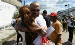 Un homme arrĂȘtĂ© lors des manifestations qui ont suivi la réélection contestĂ©e de Nicolas Maduro enlace sa mĂšre aprĂšs sa libĂ©ration de prison, dans l'Etat de Carabobo, au Venezuela, le 16 novembre 2024