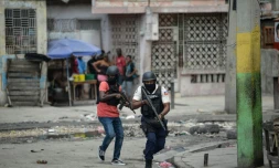 Des policiers haïtiens patrouillent dans un quartier de la capitale Port-au-Prince le 25 avril 2023