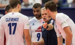 L'entraîneur brésilien Bernardo Rezende donne des consignes à ses joueurs lors du match face aux Tchèques à Ostrava, le 13 septembre 2021