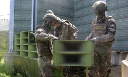 Image fournie par le ministère de la Défense sud-coréen le 4 août 2025 de soldats démontant les haut-parleurs situés à la frontière avec la Corée du Nord