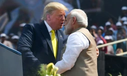 Le président américain Donald Trump salue le Premier ministre indien Narendra Modi lors d'un rassemblement, le 24 février 2020 à Ahmedabad, en Inde