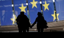 Un couple marche près des bâtiments du Parlement européen, le 9 juin 2024 à Bruxelles