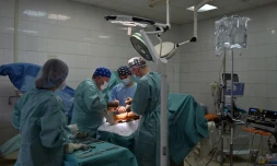 Le chirurgien russe Andreï Volna (2e g) opère un soldat ukrainien blessé à l'hôpital militaire de Kiev, le 27 janvier 2024 en Ukraine