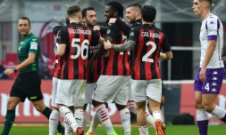 Le milieu de terrain ivoirien de l'AC Milan, Franck Kessie (c), félicité par ses coéquipiers aprÚs avoir marqué sur pénalty, lors du match de Série A contre la Fiorentina, le 29 novembre 2020 au stade San Siro à Milan