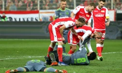 Le milieu de terrain israélien du FC Ingolstadt, Almog Cohen, à terre, lors d'un match en 2e division allemande, le 8 mars 2019 à Berlin 