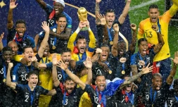 L'équipe de France exulte après avoir reçu le trophée de la Coupe du monde, le 15 juillet 2018 à Moscou