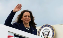 Kamala Harris embarque dans un avion en direction du Texas le 31 juillet 2024, dans le Maryland