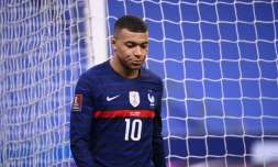L'attaquant de l'Ă©quipe de France, Kylian MbappĂ©, quitte la pelouse pour ĂȘtre remplacĂ© par Anthony Martial, lors du match contre l'Ukraine, qualificatif pour la Coupe du monde 2022, le 24 mars 2021 au Stade de France Ă Saint-Denis