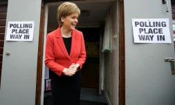 Nicola Sturgeon, dirigeante du parti national écossais quitte le bureau de vote à Glasgow, le 5 mai 2016