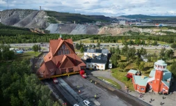 Vue aérienne de l'église en bois de Kiruna lors de son déplacement, à Kiruna, en Suède, le 19 août 2025