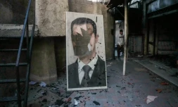 Un portrait déchiré du président déchu Bachar al-Assad dans un service gouvernemental saccagé à Damas après la prise de la ville par les rebelles, le 8 décembre 2024