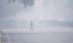 Un homme traverse la rue à New Delhi, plongée dans un brouillard de pollution, le 4 novembre 2019