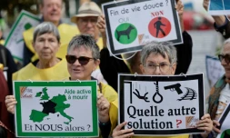 Manifestation en soutien à 12 militants du suicide assisté à l'ouverture de leur procès, accusés d'avoir aidé des personnes en France à obtenir illégalement un médicament euthanasiant, devant le Tribunal judiciaire de Paris, le 15 septembre 2025