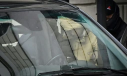 Le journaliste américain Evan Gershkovich (g), accusé d'espionnage par la Russie, est escorté hors du tribunal Lefortovsky, le 30 mars 2023 à Moscou