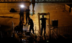 Un soldat israëlien enlève un détecteur de métaux à l'une des entrées de l'esplanade des Mosquées à Jérusalem, le 25 juillet 2017
