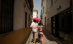 Les touristes se protÚgent du soleil lors d'une vague de chaleur à Cordoue à Cordoue, dans le sud de l'Espagne, le 8 août 2023