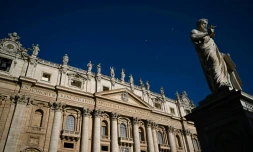 La Statue de Saint Pierre (D) devant la Basilique Saint-Pierre au Vatican, le 30 avril 2025