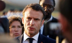 Le président Emmanuel Macron s'exprime devant la presse à son arrivée à Cayenne, le 25 mars 2024