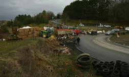 Des agriculteurs de la Coordination rurale bloquent un rond-point à Auch (Gers), le 26 décembre 2025