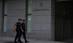 Des policiers espagnols marchent devant l'entrée du tribunal de Madrid le 22 août 2017