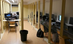 Des étudiants dans une salle informatique de l'université d'Aix-Marseille suivent des cours à distance, le 19 novembre 2020 à Marseille