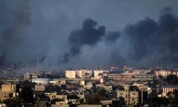 De la fumée au-dessus de Rafah pendant des bombardements israéliens, le 25 janvier 2024 dans le sud de la bande de Gaza