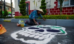 Une femme prépare les célébrations de la Fête des morts, au Mexique, le 30 octobre 2021
