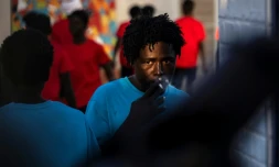 Un migrant clandestin soudanais dans un centre de rétention dans l'enclave espagnole de Melilla, le 24 juin 2022