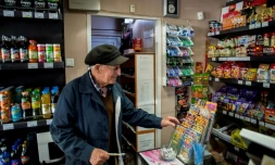 Stoïan Stoïmenov, 96 ans, achète des jeux à gratter dans un café du village de Tsurkva, près de Sofia, le 28 mai 2018 en Bulgarie