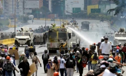 La police anti-émeute utilise un canon à eau face aux manifestants à Caracas, le 31 mai 2017