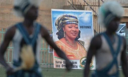 Une affiche électorale à l'effigie de la candidate à la présidentielle burkinabé Saran Sere Sereme à Ouagadougou le 26 novembre 2015