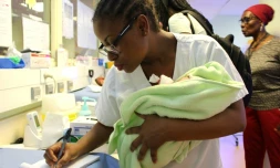 Une infirmière tient un nouveau-né contre elle le 14 mars 2018 à la maternité de Mamoudzou, chef lieu de l'île française de Mayotte