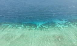 Vue aérienne du lagon et de la barrière de corail au large de Mayotte, le 30 avril 2023