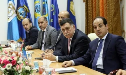 Le chef du gouvernement d'union nationale libyen, Fayez al-Sarraj (2eD), et les membres de son équipe le 31 mars 2016 à Tripoli