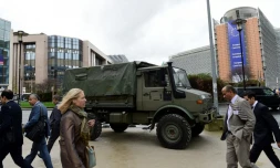 Un véhicule de l'armée garé devant les institutions européennes, le 17 novembre 2015 à Bruxelles