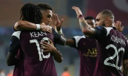 Les joueurs du PSG 
se congratulent après le deuxième but de Moise Kean contre Basaksehir, le 29 octobre 2020 à Istanbul.
