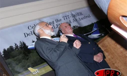 Jeudi 19 mai 2005 -

Au nom d'Air Austral, Gérard Éthève (à droite en compagnie d'Hamid Zeghmi de Boeing), dirigeant de la compagnie régionale, a pris &quot;livraison&quot; à Seattle (USA) du nouveau B 777-2OO