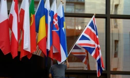 Un employé installe le drapeau britannique à l'entrée du Conseil européen à Bruxelles, le 28 octobre 2019