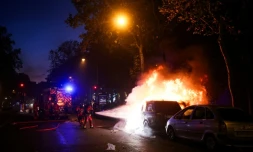 Les pompiers éteignent un véhicule en feu à Paris, lors de la manifestation contre la "vie chère", le 17 octobre 2026