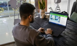 Un homme consulte les médias sur son ordinateur dans un café à Achkhabad, le 31 janvier 2024 au Turkménistan